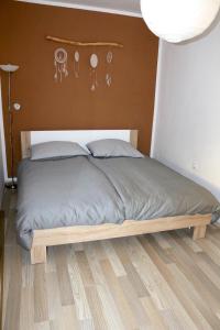 Bett in einem Schlafzimmer mit einem Kopfteil aus Holz in der Unterkunft Apartmaji Pippi in Bovec