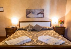 A bed or beds in a room at Antica Pieve B&B