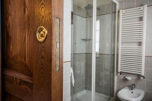 łazienka z prysznicem, toaletą i umywalką w obiekcie Antica Pieve B&B w mieście Tavarnelle Val di Pesa +37 zdjęć