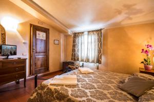A bed or beds in a room at Antica Pieve B&B