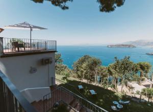 vistas al océano desde el balcón de un edificio en Villa Crawford, en San Nicola Arcella