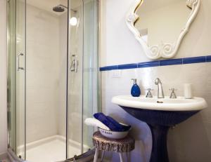 A bathroom at Nuvole Barocche