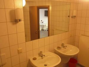 ザールブリュッケンにあるCity Wohnung Mozartの洗面台と鏡のあるバスルーム