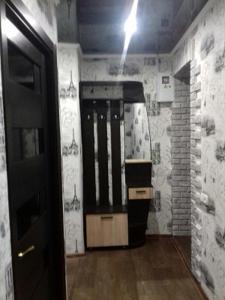 Cette chambre spacieuse est dotée d'un mur orné de graffitis. dans l'établissement вулиця Електрометалургів, à Nikopol