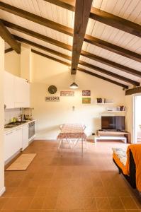 een keuken met witte kasten en een tafel in een kamer bij Ca' di Leo, Private Terrace in Historical Center in Bologna
