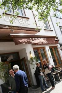 eine Gruppe von Personen, die außerhalb eines Gebäudes stehen in der Unterkunft Hotel Lorenz in Essen