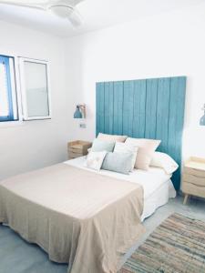 um quarto com uma cama grande e uma cabeceira azul em Playa 2 em Níjar