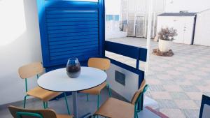 uma mesa e cadeiras com um vaso na varanda em Playa 2 em Níjar