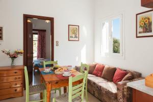 ein Wohnzimmer mit einem Sofa und einem Tisch in der Unterkunft Elena apt in Kalámi