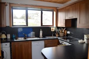 A kitchen or kitchenette at Highland Holiday House 