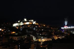 Nespecifikovaný výhled na destinaci Kavala nebo výhled na město při pohledu z apartmánu