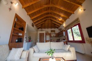 ein Wohnzimmer mit einem Sofa und einem Tisch in der Unterkunft Irene's Comfort Villa in Nea Epidavros