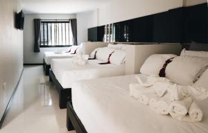 Een bed of bedden in een kamer bij The Aqua Kohphangan