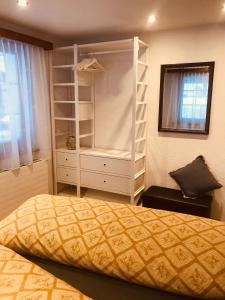 een slaapkamer met een bed en een witte kast bij Art Oase - Lenzspitze in Saas-Grund
