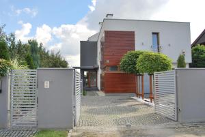 ein Haus mit einem Tor davor in der Unterkunft Magnolia Centrum - free parking in Breslau