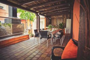 an outdoor patio with a table and chairs at APARTAMENTO 2 4/6 PAX CASA RURAL EL SAUCE. A 2,5 KM DE CUENCA CAPITAL in Nohales