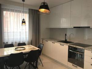 Kuchyňa alebo kuchynka v ubytovaní Apartament Zacisze De LUX