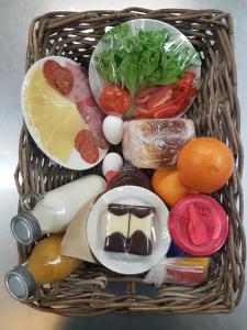 um cesto cheio de diferentes tipos de alimentos em Úthlíd Cottages em Úthlid