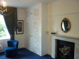 ライドにあるStonelands Houseのリビングルーム(暖炉、青い椅子付)