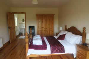 En eller flere senge i et værelse på INGLEWOOD - Ballina - Crossmolina - County Mayo - Sleeps 8 - Sister property to Thistledown