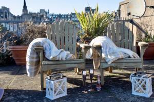 Duas cadeiras com cobertores e copos de vinho num pátio em The Jeffrey Street Retreat em Edimburgo
