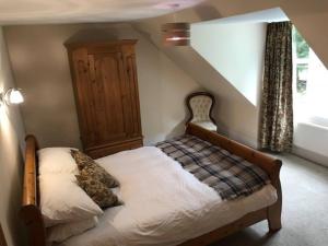 Tempat tidur dalam kamar di Traditional Family Home in Royal Deeside