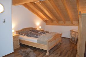 SuravaにあるFerienwohnung Albula im Herzen Graubündensの木製の天井の客室で、ベッドルーム1室(ベッド1台付)