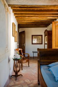una camera con letto, tavolo e sedia di La Posta Regia a Pitigliano