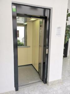 una puerta de ascensor abierta en un edificio de oficinas en Teodosio Apartment FREE PARKING & CENTRAL AC, en Sevilla