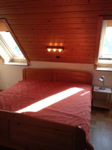 ein Schlafzimmer mit einem Bett in einem Holzzimmer in der Unterkunft Ferienwohnung 'Lydia' in Bornum