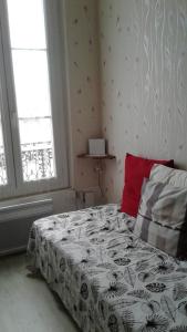 une chambre avec un lit et un ordinateur portable sur une fenêtre dans l'établissement 10 Quai François 1er, au Tréport