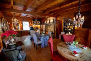 a living room with a table and chairs in a cabin at Elliott House Boutique Inn in Shaver Lake