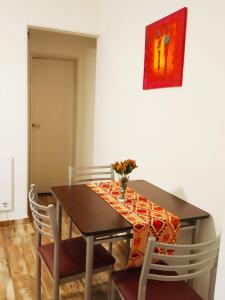una mesa de comedor con un jarrón de flores. en Apartamento Buenos Aires en Buenos Aires