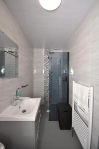 y baño blanco con lavabo y ducha. en Bentinck Apartments, en Newcastle