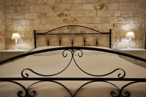 un letto in una camera da letto con due lampade sui tavoli di Villa Valentina a Cisternino