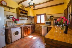 A kitchen or kitchenette at Cortijo la Loma de la Alpujarra