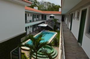 vistas a la piscina desde el balcón de un hotel en hotel villa magna poza rica, en Poza Rica de Hidalgo