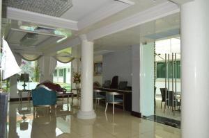 - une salle à manger avec une table et des chaises dans l'établissement hotel villa magna poza rica, à Poza Rica de Hidalgo