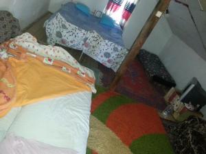 um quarto com uma cama com um tapete multicolorido em Etno villa Kurija em Kurija