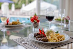 Comida no hotel ou em algum lugar perto