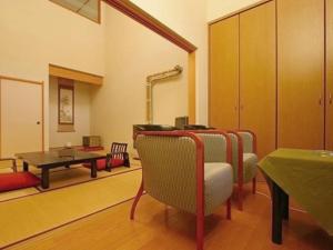 een woonkamer met een tafel en stoelen en een tafel bij Ryuudo in Minakami