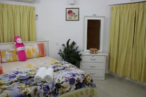 ein Schlafzimmer mit einem Bett mit Handtüchern darauf in der Unterkunft Macallum Budget Muslim Homestay in George Town