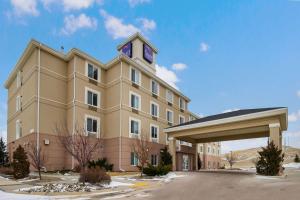 un grand bâtiment avec une tour d'horloge en haut dans l'établissement Sleep Inn & Suites, à Rapid City