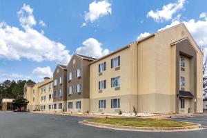 蒙哥马利Comfort Inn & Suites Montgomery East Carmichael Rd的停车场大楼的形象