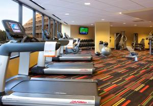 een fitnessruimte met cardio-apparatuur in een hotelkamer bij Hyatt Palm Springs in Palm Springs