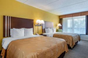 Habitación de hotel con 2 camas y ventana en Quality Inn and Suites Riverfront en Palatka