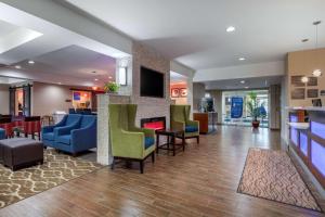 um lobby com cadeiras e um bar num hospital em Comfort Inn & Suites Montgomery East Carmichael Rd em Montgomery