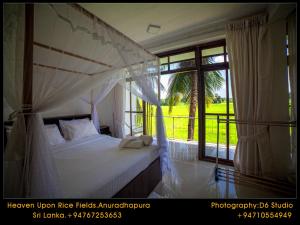 Un pat sau paturi într-o cameră la Heaven Upon Rice Fields