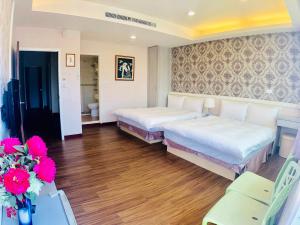 A bed or beds in a room at 夢海民宿