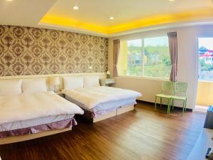 A bed or beds in a room at 夢海民宿